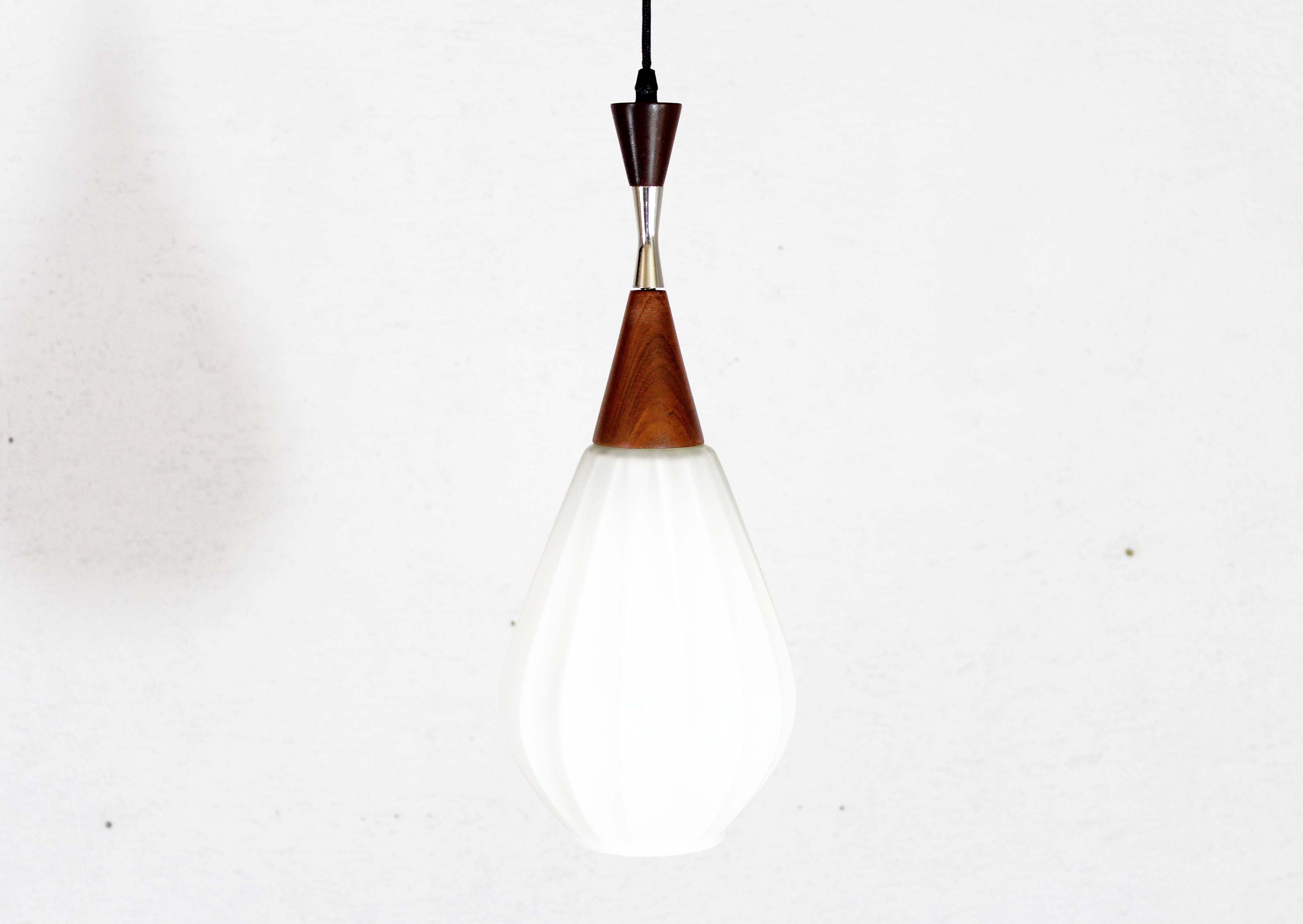 Suspension Scandinave en Verre Opalin et Teck