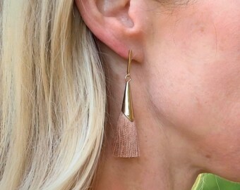 Boucles d'oreilles légères champagne et pampilles en soie dorées - Cadeaux pour elle