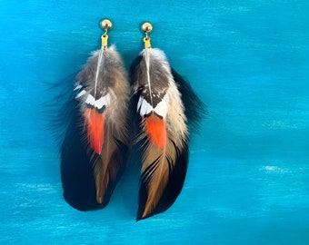 Boucles d'oreilles plumes faites main - Blanc, gris, orange, noir - Boucles d'oreilles plumes amusantes hippie bohème chic et bohème, plumes d'oiseaux naturelles uniques