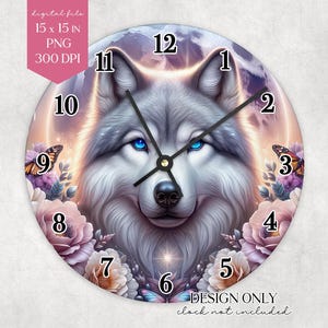 Può includere: Un orologio da parete rotondo con un'illustrazione dettagliata di un lupo con occhi blu, circondato da fiori e farfalle. Il quadrante dell'orologio ha lancette e numeri neri. Il design è di 38 x 38 cm.