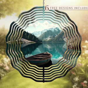 Könnte beinhalten: Ein Windspiel aus Metall mit einem mehrschichtigen Design. Das Windspiel zeigt ein Landschaftsbild eines Sees mit Bergen im Hintergrund und einem kleinen Boot auf dem Wasser. Das Bild ist von einem schwarzen Metallrahmen mit einem wellenförmigen Design umgeben.