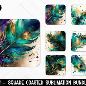 Op de afbeelding: Set van 8 vierkante sublimatieonderzetters met een pauwenveerontwerp met turquoise, gouden en paarse aquarel accenten. Elke onderzetter meet 10 cm.