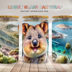 Könnte beinhalten: Drei Glas-Dosenverpackungen mit verschiedenen Designs. Die erste Verpackung zeigt eine Landschaftsszene mit einer Bergkette und einem Strand. Die zweite Verpackung zeigt eine Nahaufnahme eines Quokkas, eines kleinen Beuteltiers, das auf Rottnest Island, Australien, heimisch ist. Die dritte Verpackung zeigt eine Meereslandschaft mit einer kleinen Insel und blauem Wasser.