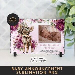 Puede incluir: Un diseño de anuncio de nacimiento con una ilustración de un cervatillo, adornado con un lazo, en medio de elementos florales rosas y morados. Incluye una fotografía de un bebé recién nacido, junto con el nombre y la información de nacimiento del bebé. El texto en la parte inferior dice "BABY ANNOUNCEMENT SUBLIMATION PNG".