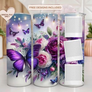 Op de afbeelding: Drie roestvrijstalen bekers met een bloemenontwerp met paarse en witte bloemen, vlinders en lichtslingers. De bekers hebben een witte achtergrond en twee van de bekers hebben lege fotoplekken.
