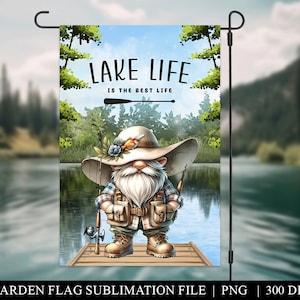 Peut inclure: Un drapeau de jardin avec un gnome portant un chapeau et pêchant sur un quai. Le drapeau porte le texte "Lake Life is the best life".