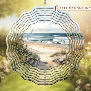 Peut inclure: Un mobile à vent en métal avec un motif de scène de plage. Le mobile a une forme circulaire avec plusieurs couches de métal qui créent un effet tourbillonnant. La scène de plage présente une plage de sable, des vagues d'océan bleues et de l'herbe verte. Le texte "6 FREE DESIGNS INCLUDED" est visible dans le coin supérieur droit de l'image.