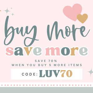 Pu&ograve; includere: Grafica rosa e blu con il testo "buy more save more" e il codice "LUV70" per uno sconto del 70% quando acquisti 5 articoli in pi&ugrave;.