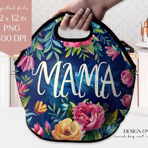 Op de afbeelding: Een blauwe lunchtas met een bloemenpatroon en het woord "MAMA" in witte letters. De tas heeft een zwarte handgreep en is 30,5 cm bij 30,5 cm.