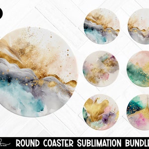 Op de afbeelding: Set van zes ronde onderzetters van 10 cm met abstracte aquarelontwerpen met gouden accenten. De ontwerpen omvatten tinten blauw, groen, roze en paars.