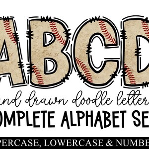Könnte beinhalten: Handgezeichnete Doodle-Buchstaben im Stil eines Baseballs, die die Buchstaben A, B, C und D bilden. Die Buchstaben sind in einem Vintage-Stil mit roten Nähten gehalten. Der Text darunter lautet "hand drawn doodle letters COMPLETE ALPHABET SET UPPERCASE, LOWERCASE & NUMBERS".