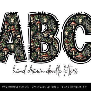 Peut inclure: Les lettres majuscules A, B et C, remplies d'un motif sombre de crânes, de champignons, de toiles d'araignées et de feuillage. Les lettres ont un contour noir sur fond blanc. Les mots "hand drawn doodle letters" sont écrits en dessous.
