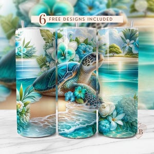 Puede incluir: Tres vasos de acero inoxidable con un diseño de playa. Cada vaso presenta una tortuga marina, flores y olas del océano. El texto "6 FREE DESIGNS INCLUDED" está impreso en la parte superior. Los vasos tienen un fondo blanco.