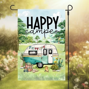 Conception numérique de drapeau de jardin de campeur heureux, conception numérique de PNG de drapeau de cour de bienvenue de terrain de camping, conception de sublimation d'usage commercial de camping