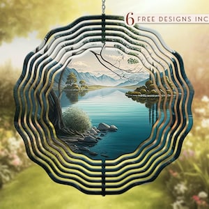 Può includere: Un mulinello a vento in metallo con un design a strati. Il mulinello presenta un'immagine panoramica di un lago con montagne sullo sfondo. Il testo "6 FREE DESIGNS INCLUDED" è visibile nell'angolo in alto a destra dell'immagine.