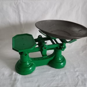 Vintage cast iron balance scales, green, 1940&#39;s.