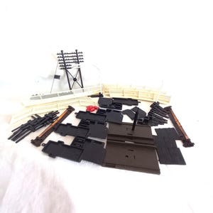 Vintage bundle, lot, set Hornby, plastic railway station, trackside accessories.