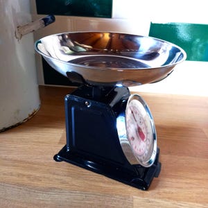 Pre-loved vintage, zwarte, metalen keukenweegschaal