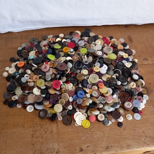 Lote grande de botones variados de 1,2 kg. Tallas y colores variados.