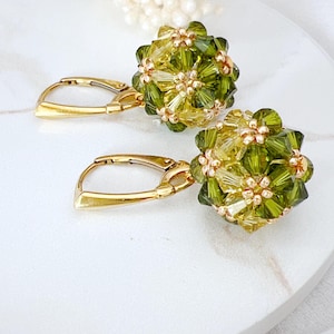 Olivine Grüne Kristall Hoop Ohrringe mit Vergoldeten Akzenten, Handgemachte Perlen Ohrringe, Statement Schmuck für Frauen, Geschenk für Sie