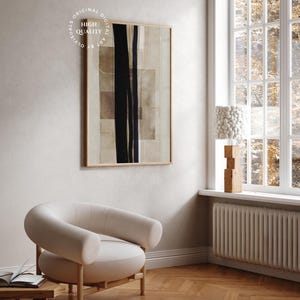 Pu&ograve; includere: Stampa d'arte astratta con linee nere e bianche su sfondo beige. La stampa &egrave; incorniciata e appesa a una parete in una stanza con una poltrona bianca e una finestra con vista sugli alberi.