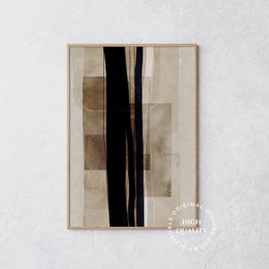 Pu&ograve; includere: Stampa d'arte astratta con un design minimalista che presenta linee e forme nere su uno sfondo beige. La stampa &egrave; incorniciata in una cornice di legno chiaro.