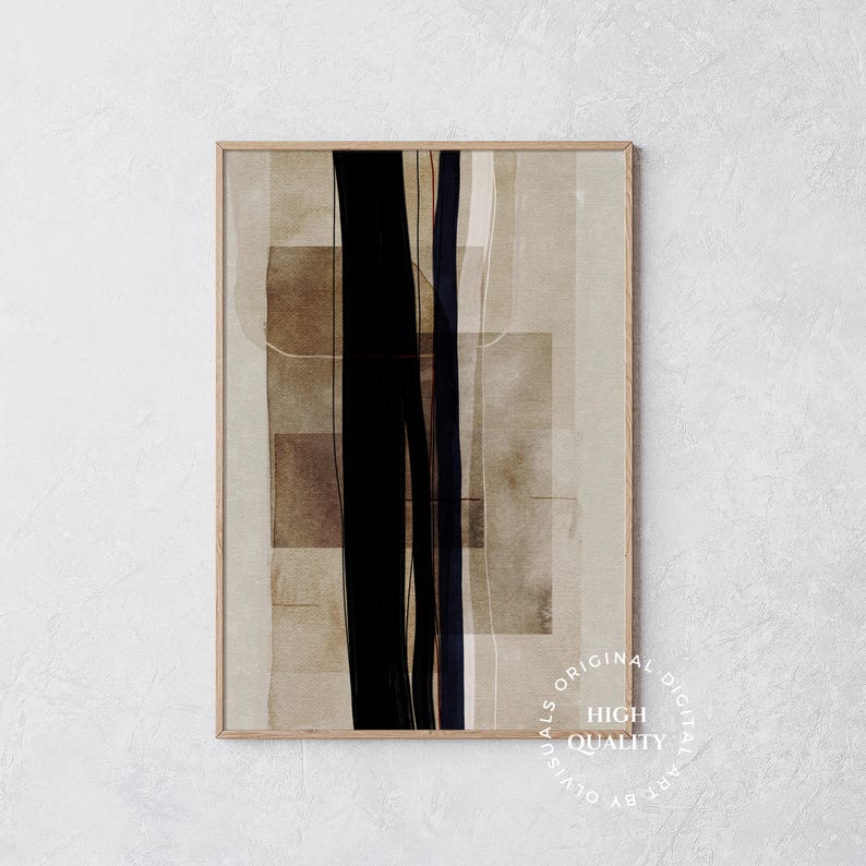 Pu&ograve; includere: Stampa d'arte astratta con un design minimalista che presenta linee e forme nere su uno sfondo beige. La stampa &egrave; incorniciata in una cornice di legno chiaro.