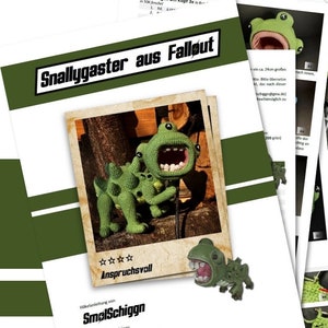 Può includere: Un insieme di modelli e istruzioni all'uncinetto per una creatura verde e spinosa, con il testo "Snallygaster aus Fallout". L'immagine include una foto del progetto all'uncinetto finito e una piccola statuina della creatura. I modelli sono stampati su carta bianca con dettagli verdi.