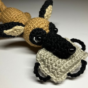 Malinois Schäferhund mit Beißkissen (Auto Rückspiegel Anhänger, Deko, Kuscheltier)