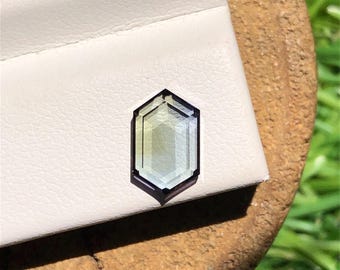 Tanzanita natural sin tratamiento térmico, talla retrato, hexágono alargado, color pleocroico / 1,77 ct / 9,47 × 5,97 mm y profundidad 2,74 mm / limpia a simple vista
