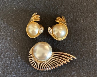 1956 Sarah Coventry (SAC) Pearl Flight Brooch and Earrings