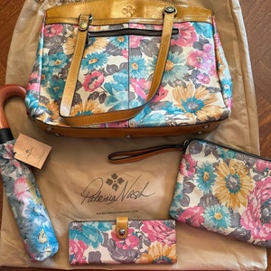 Patricia Nash Poppy First Bloom Set (NUEVO/Nunca usado) Bolso, Cartera, Muñequera, Paraguas