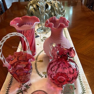 Fenton Cranberry Glass Opalescent Spiral Vase, ręcznie malowany koszyk, dzbanek Coin Dot, ręcznie malowana miska na pierścionki, różowy satynowy wazon