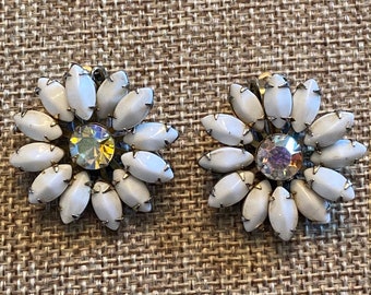 Brincos de flor de strass em vidro de leite Weiss assinados
