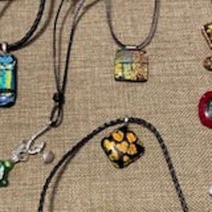 Hermosos collares dicroicos, esmaltes de fuego y vidrio artístico