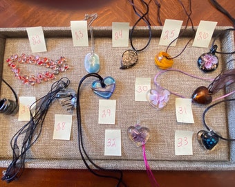 Assortiment de colliers et bracelets pendentifs en verre 22-33