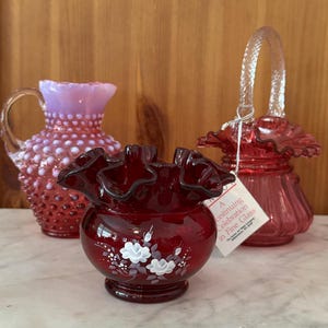 Fenton Cranberry Glass Opalescent Hobnail Pitcher, ręcznie malowany rubinowo-czerwony wazon z falbankami, kosz z wazonem ze szkła żurawinowego