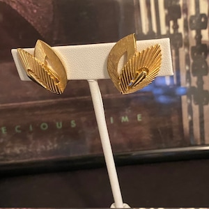Jaren 1960 Trifari Gold Tone Floral Clip-on oorbellen