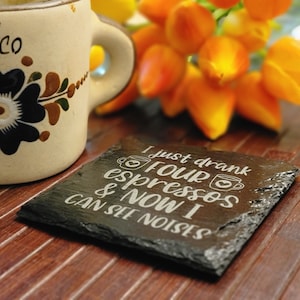Posavasos de pizarra con cita divertida / Posavasos de piedra con borde natural / Posavasos para mesa de café / Para amantes del café / Cafetería / Regalo 2022 / Decoración moderna para el hogar