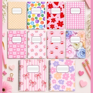 Puede incluir: Una colección de diez cuadernos rectangulares con varios patrones que incluyen lunares, corazones, flores, cerezas, lazos y rosas. Cada cuaderno tiene una etiqueta blanca central con líneas negras para escribir.