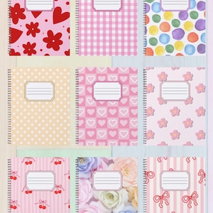 Puede incluir: Se muestran nueve cuadernos de composición con diversas cubiertas. Las cubiertas presentan patrones como corazones, cuadros, lunares y diseños florales. Cada cuaderno tiene una encuadernación en espiral y un área de etiqueta rectangular. El texto "COMPOSITION NOTEBOOK COVERS" está en la parte superior.