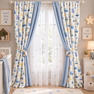 Puede incluir: Un juego de cortinas para ventana con tela blanca y un patrón repetitivo de iconos azules y amarillos con temática de bebé, incluyendo ositos, veleros, coches y regalos, junto con paneles azul claro y cortinas blancas transparentes.