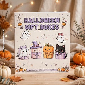 Puede incluir: Un libro de colorear cuadrado titulado HALLOWEEN GIFT BOXES con una portada de color crema claro. La portada presenta ilustraciones de cuatro cajas de regalo rematadas con un fantasma, un sombrero de bruja, una calabaza y un gato negro.