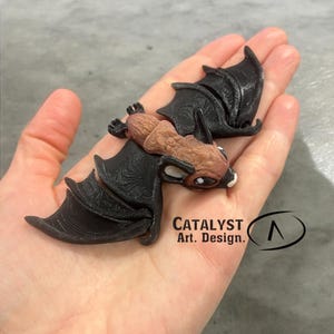 Bat articulée imprimée en 3D : jouet de bureau unique pour animal de compagnie