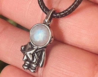 HERMOSO colgante de piedra lunar, colgante de piedra lunar con astronauta de acero inoxidable, joyería de piedra lunar, cristal de piedra lunar, piedra lunar llamativa
