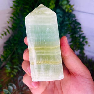 Cristal de calcita pistacho, punta de torre de calcita, generador de piedra de calcita verde mar natural, decoración metafísica de cristales para el hogar, herramienta de meditación