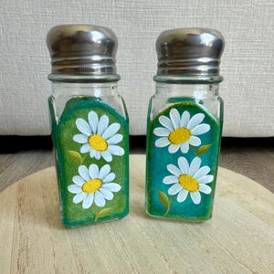 Hand painted Flowers salt and pepper shakers, Salt and pepper shakers, daisies, blue and green, spring decor, kitchen decor