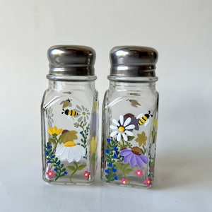 Handpainted Flowers salt and pepper shakers, wildflowers kitchen decor, unique salt and pepper shakers, housewarming gift, farmhouse kitchen