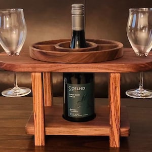 Rustykalny wózek na wino | Mieści butelkę 4,25", 2 szklanki, ser i noże | Drewno lub z żywicą epoksydową | Możliwość grawerowania
