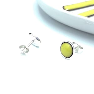 Kleine Ohrstecker in Melonengrün, Emaille mit Silberfassung, Farbtuper, echte Emaille, zarter Ohrschmuck, Sterlingsilber, Basic Ohrstecker